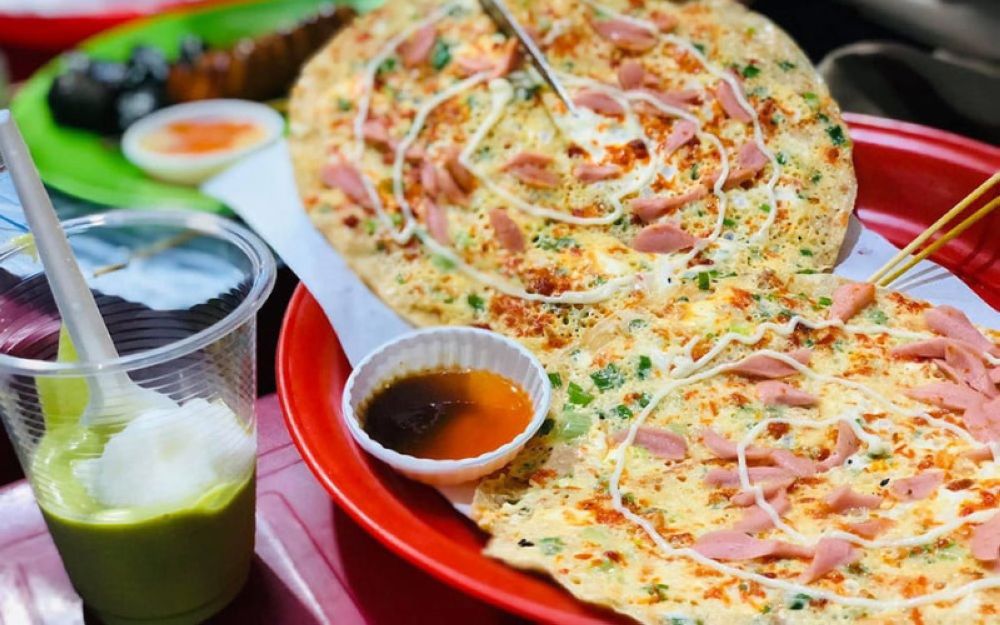 Bánh tráng nướng Đà Lạt giòn tan, bên trong là phần nhân được làm từ xúc xích, phô mai cùng các gia vị ăn kèm đậm vị